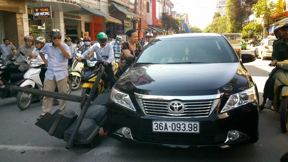 Xế hiệu bạc tỷ bị cột đèn đỏ đè móp đầu ảnh 1